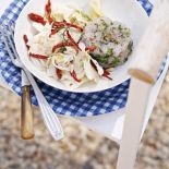 Tatar z pstrąga z sałatką z kopru włoskiego.