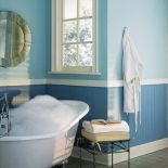 Tę łazienkę pomalowano farbą Aura z kolekcji Bath SPA Matte Finish. BENJAMIN MOORE