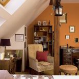 Te wnętrza urządziły pamiątki i kolekcje. Tłem dla nich miał być styl frnacuski.