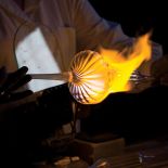 Technika robienia lamp jest niezmienna od wielu lat. Z biegeim czasu pojawiają się nowe pomysły na kolory i kształty lamp.