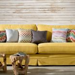 Tej jesieni żółty gra główną rolę. Kanapa w tym kolorze i kolorowe dekoracyjne poduszki sprawią, że lżej zniesiemy