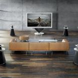 Telewizor BeoVision 4-103, 103 cale, 496 tys. zł głośnik centralny (pod telewizorem) za 15 400 zł, pozostałe