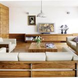 Telewizor w salonie. Apartament palisandrowy