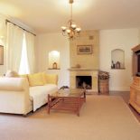 Telewizor został ukryty w drewnianym kredensie.