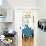 wąska biała kuchnia