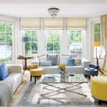 niebieskie i żółte dodatki do salonu