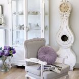 Ten dom ma wystrój kosmopolityczny, każdy przedmiot jest z paszportem i rodowodem: zegar i konsola z Belgii, lustro z