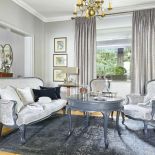 szary salon w stylu francuskim