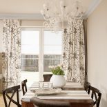 Ten dom w odcieniach kawy z mlekiem miał być lekarstwem na dość przygnębiający moment w życiu Renaty. Czy się