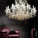 Ten klasyczny żyrandol można zamówić w kolorze złota lub srebra. Zdobią go kryształki Swarovskiego. W