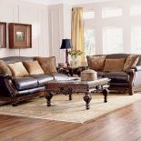 Ten komplet wyprodukowano w amerykańskiej firmie Ashley. 3-osobowa kanapa w skórze kosztuje 5490 zł, za