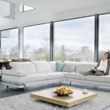 Ten model ma elektrycznie rozkładane siedzisko. Do wyboru 14 kolorów kontrastowych nici. Cena – w zależności od