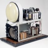 Ten model, wyprodukowany przez firmę Ferranti, pokazuje, jak funkcjonowały pierwsze telewizory.