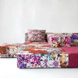 Ten narożnik obity jest tweedem i grubą bawełną w kwiaty. Missoni