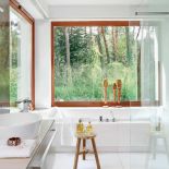 Ten nowoczesny dom znajduje się na skraju parku krajobrazowego. najważniejszą rolę odgrywa tu zieleń.