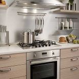 Ten okap ma wbudowany filtr przeciwtłuszczowy, można zamówić też filtr pochłaniający nieprzyjemne zapachy. Do wyboru