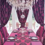 Ten sam kolor, ale różne jego odcienie - to zawsze wygląda gustownie. Materiał na zasłony, obrus i tapicerkę krzeseł