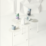 Ten stolik nie jest formą statyczną. Wzajemne położenie stolików można zmieniać przesuwając blaty do przodu