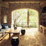 Ten taras jest jak salon, brakuje tylko szyb.