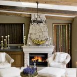 Ten wspaniały kominek zbudowała kobieta - najlepszy kamieniarz w okolicy.