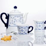 Ten wzór jest różnie nazywany. Blau Saks, czyli niebieski saksoński, albo Strohblumenmuster – deseń słomkowy,