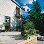 Teren obniża się od dzikiej strony ogrodu, dlatego taras został nieco podniesiony. To idealne miejsce