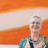 Teresa Starzec, w tle jedno z jej Oczek .