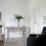 Thomas urządził wnętrza ponadczasowo. Wszystkie meble są naturalne i ekologiczne.