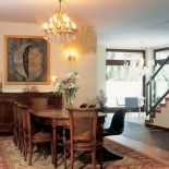 Thomas zgromadził imponującą kolekcję obrazów. Nad stołem wisi płótno Jana Aniserowicza, przy kominku obraz Małgorzaty