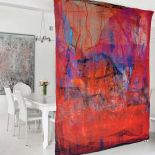 W domu jest ogromna pracownia, ale najchętniej artystka wykorzystuje deskę z gwoździkami zawieszoną między salonem a jadalnią. Upina na niej, a potem zszywa strzępki tkanin.