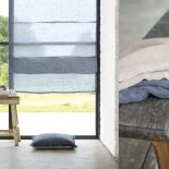 Tkaniny można zastąpić roletami bądź wertykalami, które optycznie poszerzą lub wydłużą nasze okna. Tkaniny można