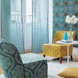 Tkaniny nie tylko na fotelach. Można udekorować nimi ściany. Modern Meets.