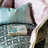 Tkaniny z The Royal Collection od Designers Guild. Jedwabie i cięte welury, za ok. 1000 zł metr. DECODORE