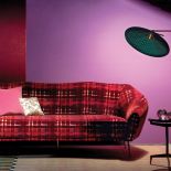 Na ścianie żakardowa tkanina Vermeer na sofie welwet Macallan w kratę na poduszkach żakard Funny Girl oraz różowy aksamit