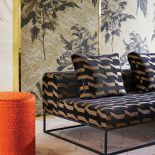 Na fotelu satynowa tkanina Delamarre Faded Amethyst z welwetowymi tłoczeniami, kolekcja Conway Velvets, Zoffany, decodore.pl