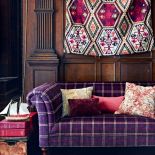 Sofa obita tkaniną Haddon Check/Plum, krata w śliwkowym kolorze z kolekcji Bohemian Travel, ridex.pl