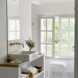 To była mała brązowa stodoła z mnóstwem małych brązowych pokoi. Teraz ma morze bieli i różowe schody.