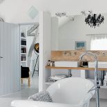 To była mała brązowa stodoła z mnóstwem małych brązowych pokoi. Teraz ma morze bieli i różowe schody.