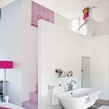 To była mała brązowa stodoła z mnóstwem małych brązowych pokoi. Teraz ma morze bieli i różowe schody.