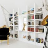 To była mała brązowa stodoła z mnóstwem małych brązowych pokoi. Teraz ma morze bieli i różowe schody.