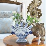 To do fajansowych dekoracji dobrane zostały pod kolor obicia kanap, zasłony, poduchy.