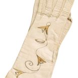 To jest modne ? przedłużone rękawiczki i płaszcz z rękawem trzy czwarte.