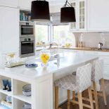 biała kuchnia z wyspą