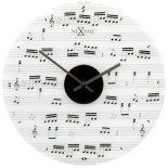 to mi graj - zegar NeXtime Music z mrożonego szkła, ma nuty zamiast cyfr. Kosztuje 148 zł. CZERWONA MASZYNA