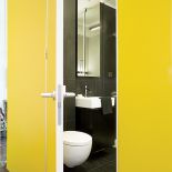 To mieszkanie urządziły kolor, sztuka i dizajnerskie detale. Stara kamienica w sercu Słowenii jest dla nich tłem idealnym.