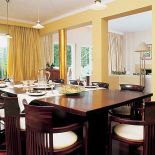 - To nie jest Frank Lloyd wright - mówi Grażyna o stole i krzesłach w jadalni. Bardzo udane repliki