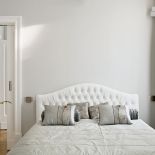 To nie tylko sypialnia, ale też prywatne kino z dużym ekranem. W domu nie ma telewizora.