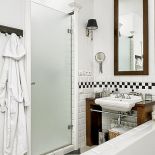 To prawdziwy salon kąpielowy bo jest większa od sypialni.