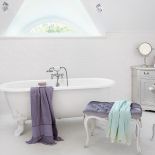 To prawdziwy salon kąpielowy z komodą, narożnikiem, pikowanym stołkiem i imponującym pomocnikiem na toaletowe drobiazgi.