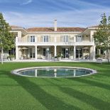 To zdecydowanie więcej niż domek na wsi. Taras ciągnie się przez całą szerokość budynku.